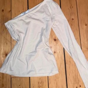 One-shoulder långtröja  - Jättefin one-shoulder tröja. Aldrig använd.