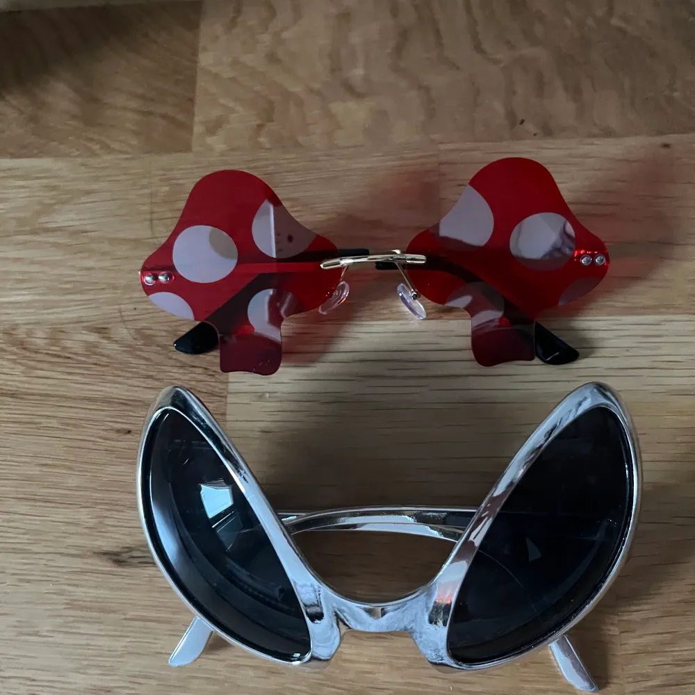 Skit coola solglasögon köpta på nån random rave, båda kommer i paketet! ❤️. Accessoarer.