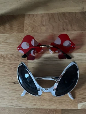 Rave solglasögon  - Skit coola solglasögon köpta på nån random rave, båda kommer i paketet! ❤️