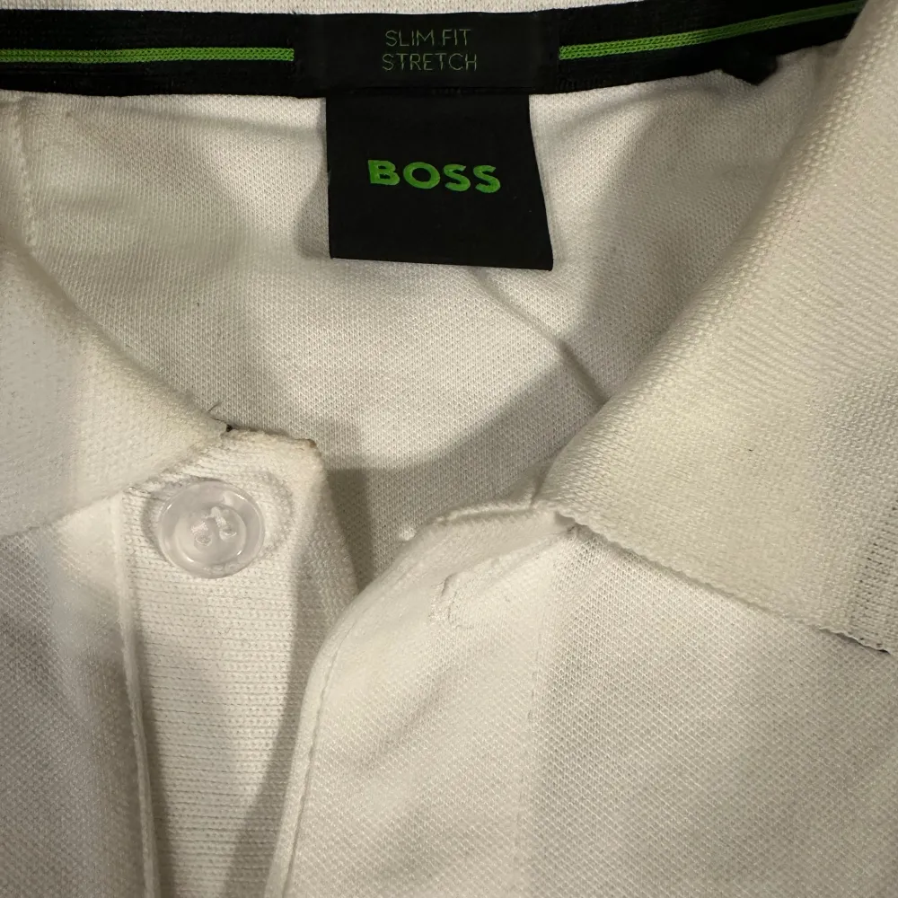 Väldigt fin Boss piké t-shirt i storlek S Använt ett fåtal gånger, mycket fint kvalite på den. Köpt från zalando för över 1000kr.  . T-shirts.