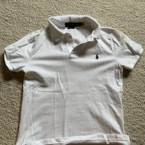 Ralph lauren pike - En riktigt snygg Ralph lauren pike som har använts 1 gång så i ett 10/10 skick! Nypris: 1050kr Vårt pris: 450kr (diskuterbart)