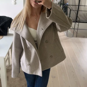 Beige kappa  - Beige kappa från bubbleroom. Använd 1 gång. Den är ganska tunn så går att ha nu på våren eller på sommarkvällar🫶🏼Nypris är 900kr och den är slutsåld 