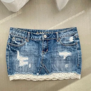 Säljer jeanskjol - Säljer dena fina jeanskjol,då den var för stor!Köpt här på Plick !❤️midjan:40cm och längd är 27 cm!