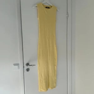 Långklänning  - Ribbad långklänning i skönt stretchigt material. Använd en gång. Lite ljusare gul i verkligheten