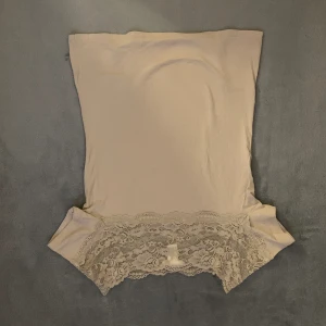 Beige spetstopp  - Superfin spetstopp från h&m. Använd ett par gånger men är i nytt skick. Passar s och xs. Priset kan diskuteras. 