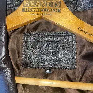 Säljer farsans jacka Prada Milano läder i storlek XL Helt ny, använd Max 2 gånger. Inga fläckar. Helt ny! 