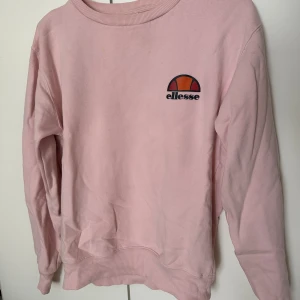 Ellesse  - Rosa tröja med märket Ellesse