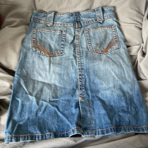 Snygg jeanskjol - Supersnygg vintage jeanskjol från vila, använd 1-2 ggr men köpt secondhand🤍 superfin till sommaren🤍🤍