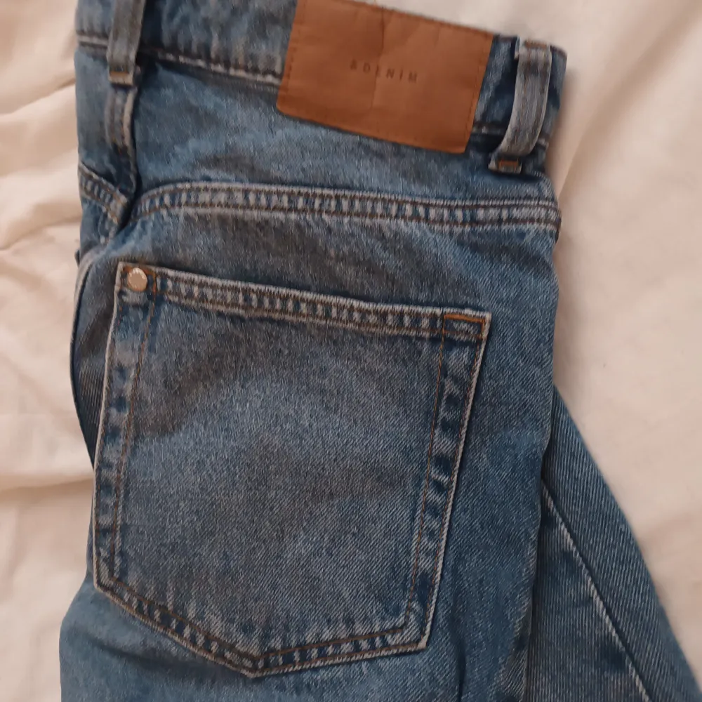Jeans i H&M collectionen 90's straight. Mycket snygga och 