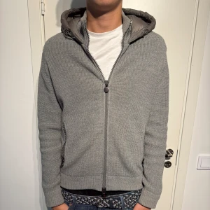 Moncler cardigan - Sjuk moncler cardigan! Väldigt populär, jackan är som ny inga defekter eller liknande och är i storlek m