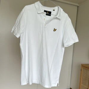 Vit Piké Lyle & Scott  - Vit piké i mycket bra skick, knappt använd!  Säljs då jag inte använder den  Märke: Lyle & Scott Storlek: Large (dock liten i förhållande till storleken) Material: 100% bomull Modell: Herr