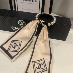 Chanel hårsnodd  - Mycket fin hårsnodd Chanel.  Ny! 