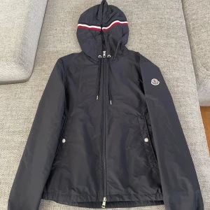 Moncler windbreaker - Moncler windbreaker i nyskick! Köptes för 8500 o Köpenhamn, kvitto finns. Size 2 fits M 3599:-
