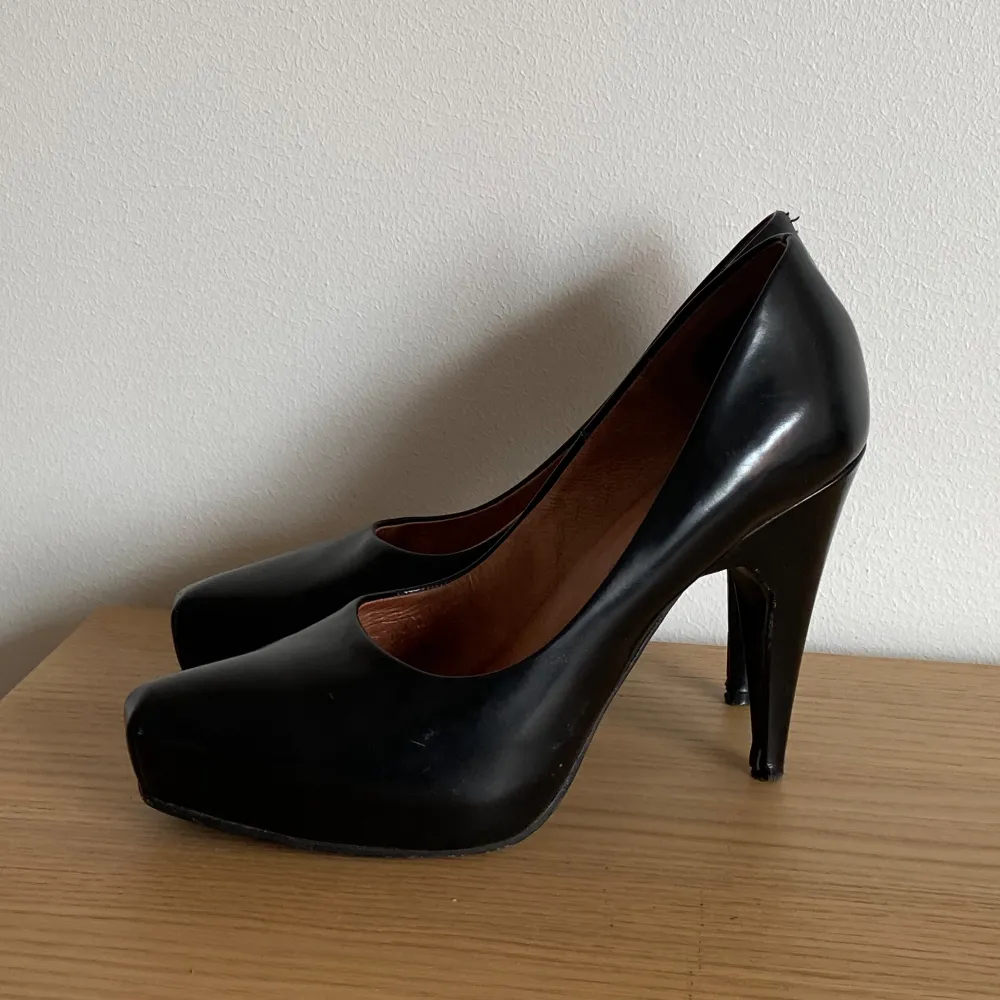 En högkvalitativ sko som använts en del, därav mindre skönhetsfel. Lågt pris. Sula om så har du finaste skorna i stan :) . Skor.