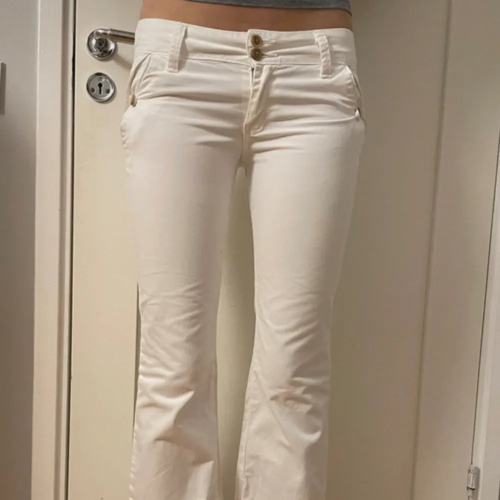 Vita jeans köpta på vinted men säljer då de inte passade mig. Jeansen är i nyskick . Jeans & Byxor.
