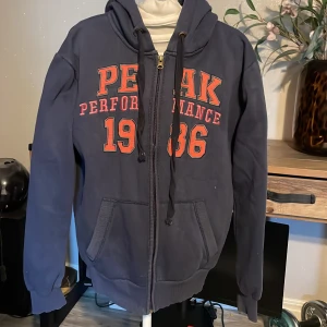 Peak zip hoodie  - En fin peak zip hoodie. 