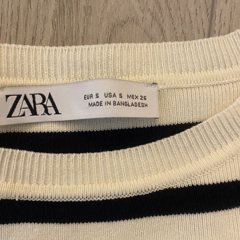 Randig långärmad tröja från Zara. Aldrig använd och är i storlek S✨. Tröjor & Koftor.