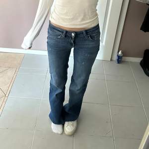 Sjukt snygga jeans från only💗 uppsprättade så dom är lite längre👌🏻 