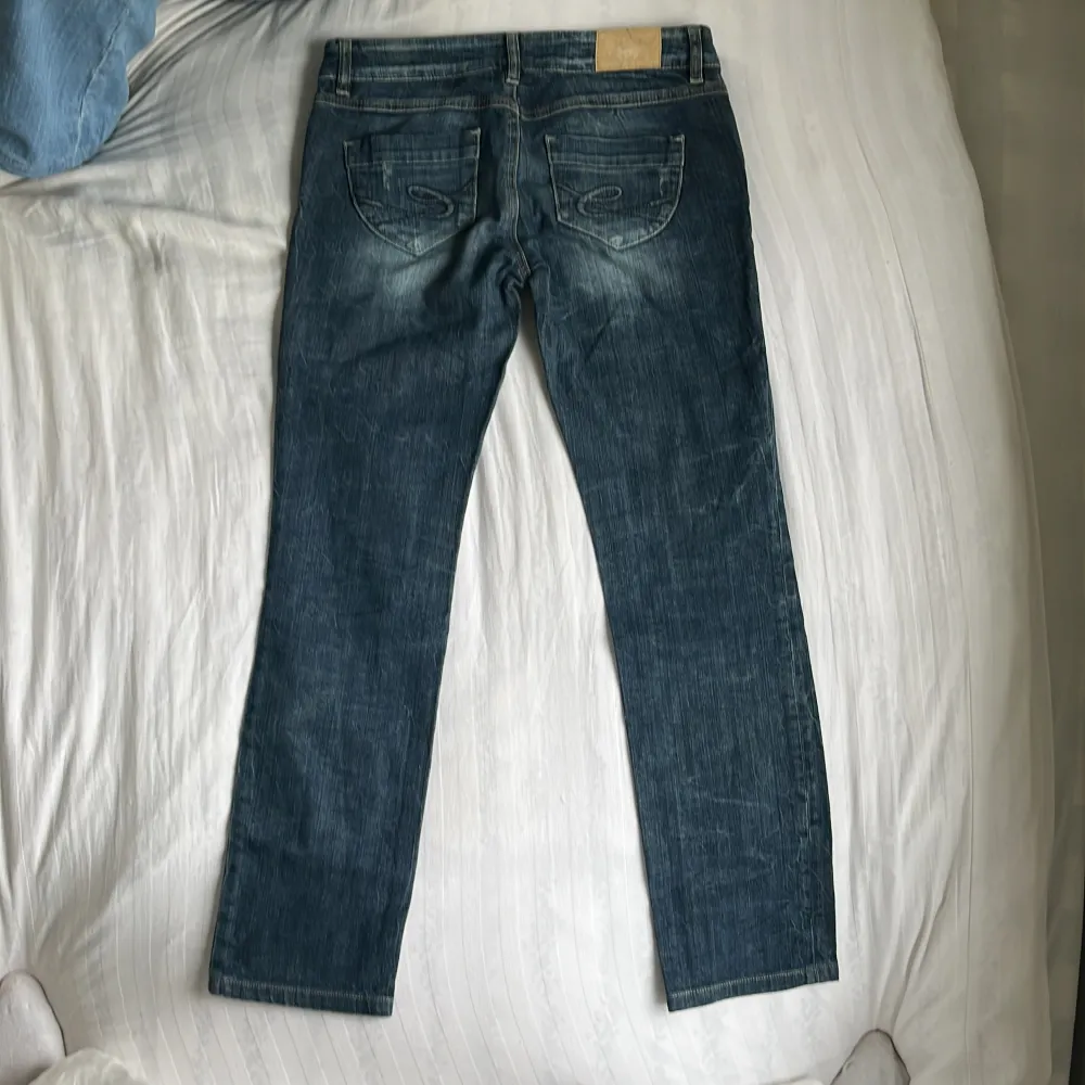 Midjemått( rätt över): 39cm  Inerbenslängd: 70cm   Köp dem via ”KÖP NU” eller Swish  . Jeans & Byxor.