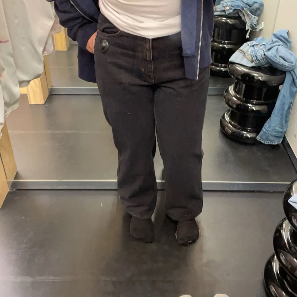 Säljer mina skit feta jeans från weekday som är lite svart rostiga i färgen , verkligen så snygga men kommer tyvärr inte till användning längre. Använd ett par gånger men inget synligt. 🩷. Jeans & Byxor.