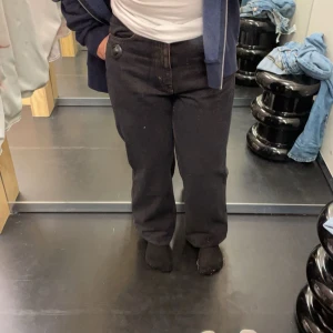 jeans - Säljer mina skit feta jeans från weekday som är lite svart rostiga i färgen , verkligen så snygga men kommer tyvärr inte till användning längre. Använd ett par gånger men inget synligt. 🩷