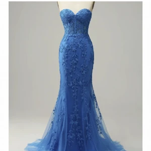 Balklänning  - Jätte fin och unik balklänning från Zappaka som endast provats då jag har hittat en annan. Nypris 2000 kr. Storlek 38 men passar mig med storlek 36/S❤️