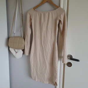 NLY trend beige klänning - En supersöt klänning från NLY trend💕 inköpt på Sellpy, säljer då den var för liten för mig💗 strl. XS, men tänk på att den kan vara lite liten i storleken💖  tveka inte att höra av dig om du har frågor! Säljer billigt vid snabb affär