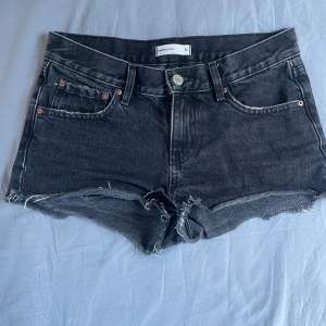 Säljer mina favorit shorts från Gina tricot, säljer pga att de blivit för små. Svarta lågmidjade, inga defekter. 250kr + frakt 💘💘
