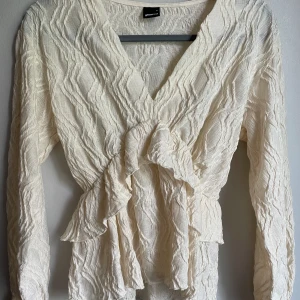 Volangblus - Super söt volangblus som passar till alla tillfällen💕💕Bara använd några få gånger så jätte fint skick!☺️