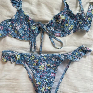 Bikini  - Supersöt blå bikini med blommor 💘💘