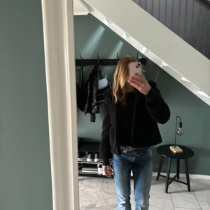 Teddy jacka  - Säljer denna teddy jacka jag köpt second hand då jag inte får användning av den. Som ni ser har mitten knappen lossnat från kappan men jag har kvar knappen så om någon är sykunnig borde d inte var något problem. Skriv vid frågor och funderingar. 