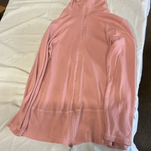 Rosa långärmad tröja  - Lång rosa långärmad tröja  Dragkedja hela vägen  