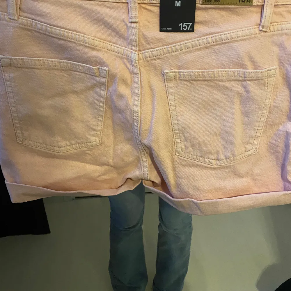 Rosa denim shorts i storlek M. Säljs då dem aldrig har kommit till användning. ALDRIG ANVÄNDA. . Shorts.