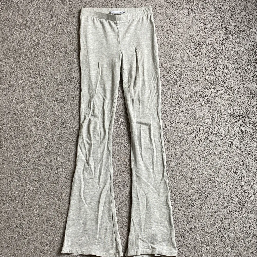 Ett par fina ljus gråa sköna byxor från lager 157 barn. Köpt för ganska länge sen men bara använda ett par gånger så dom är i bra skick!. Jeans & Byxor.