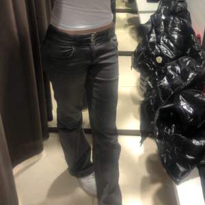 Super snygga jeans med fickor från Gina Young! Väl använda men fof bra skick❤️tryck på köp nuuu