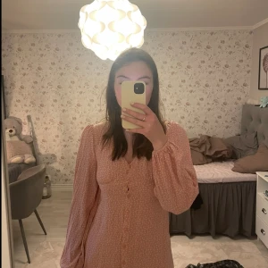 Rosa klänning med knappar - Superfin rosa klänning med knappar i storlek 36 vilket blev för litet för mig som är 1.73 cm lång🩷