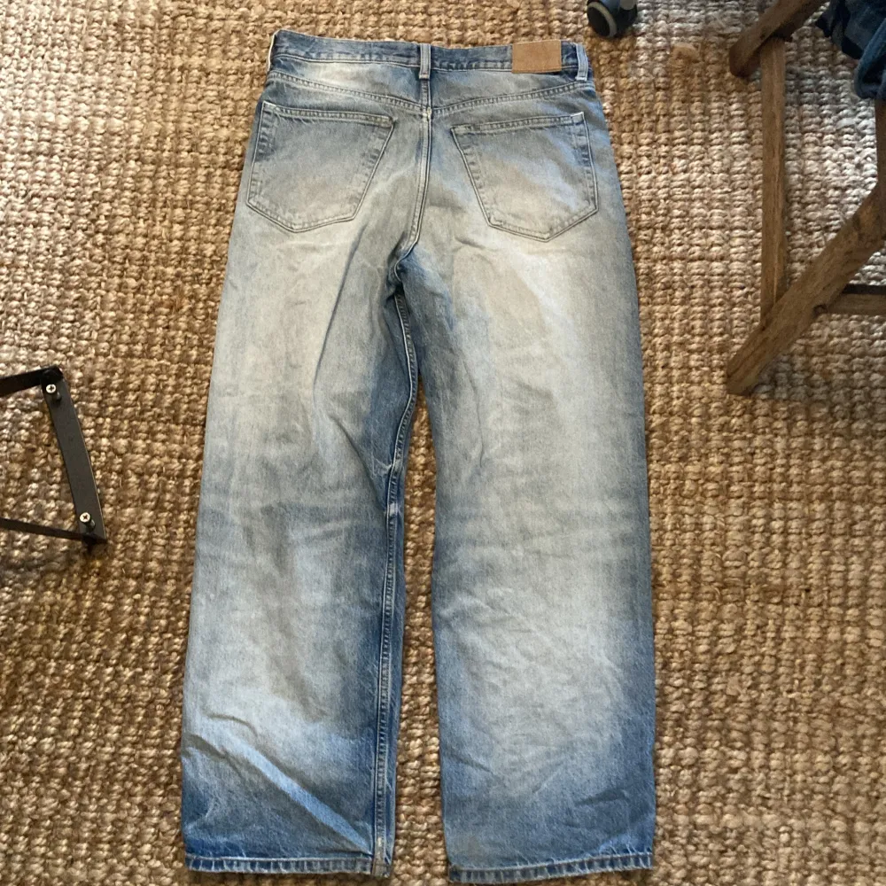 Ett par fräscha galaxy jeans från weekday med unik wash, köpt för 600 kr för ungefär 1 år sen, bra skick och härlig passform. Jeans & Byxor.