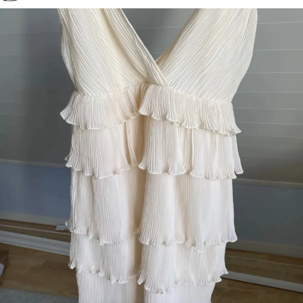 Säljer denna klänningen köpt här på Plick, endast testad och är jätte fin!!🩷. Klänningar.