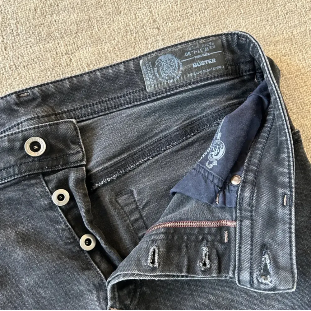 Säljer de här diesel ”buster” jeansen i storlek 31/30 för 200kr! Väldigt fint skick och utan defekter. Skriv om minsta funderingar!👖🔥. Jeans & Byxor.