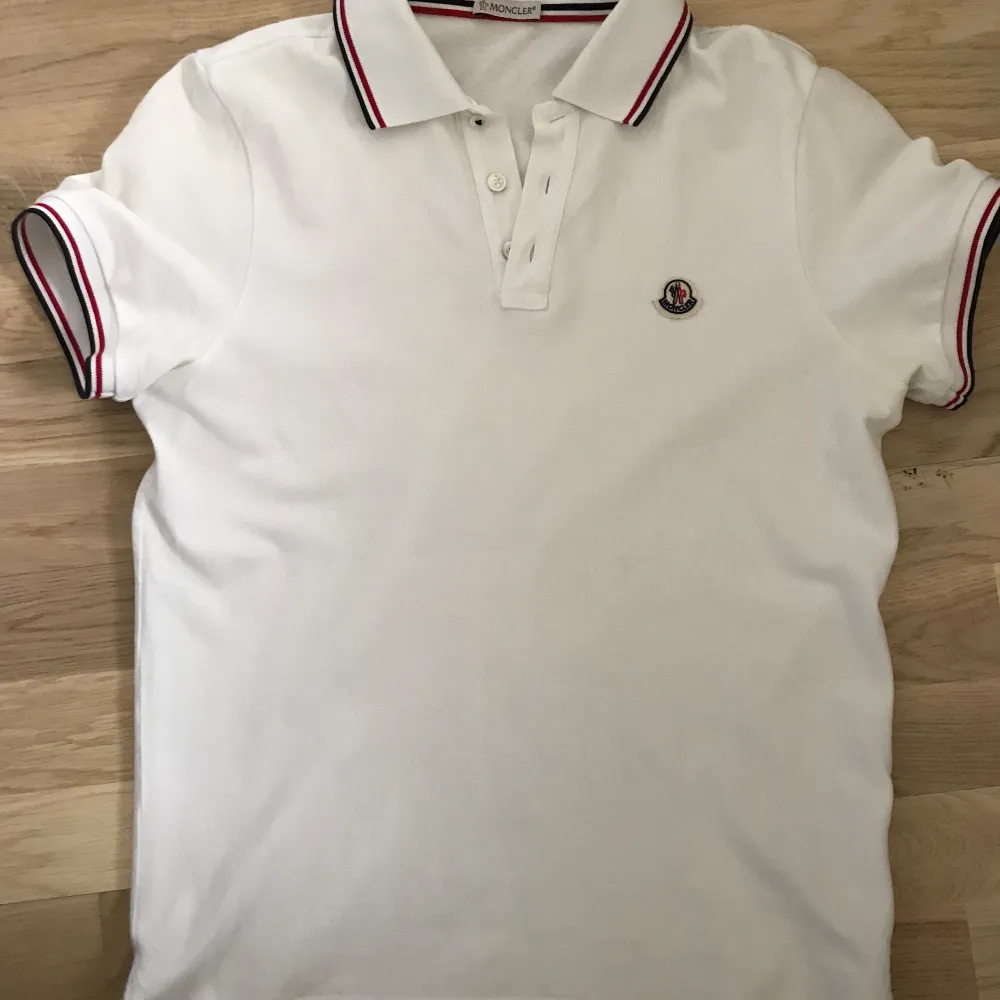 Moncler piké, äkta vara.  Mycker bra skick, storlek S men passar också XS.  550kr, fast pris.  Mvh. T-shirts.