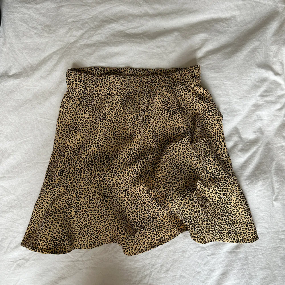 Super snygg leopardmönstrad kjol från Gina i super bra skick. Hameet.