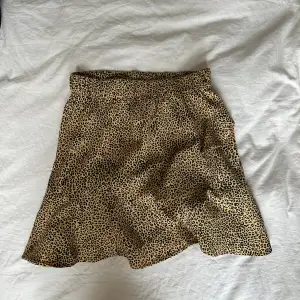 Super snygg leopardmönstrad kjol från Gina i super bra skick