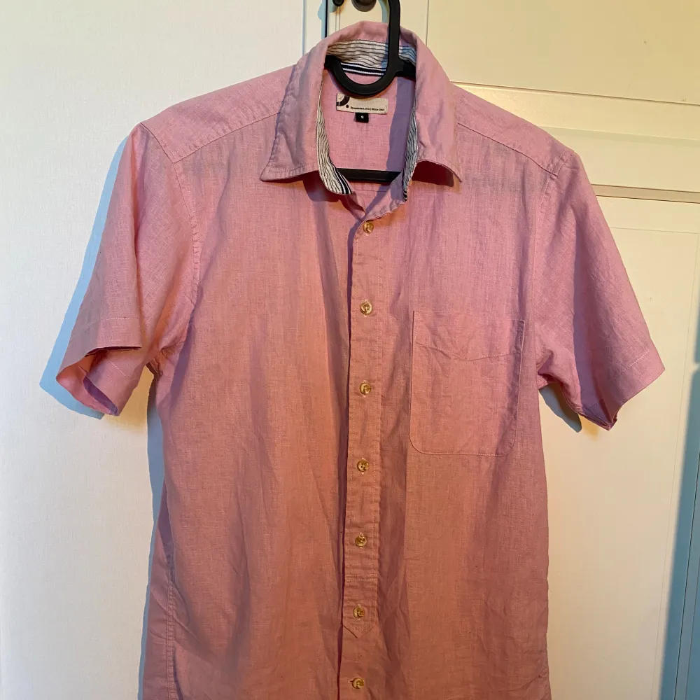 Rosa linneskjorta från dressman perfekt till sommaren då den är tunn och bekväm. säljes för 150kr, Storlek S. Skjortor.