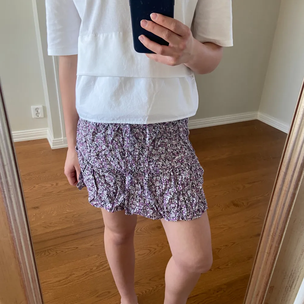 Populär kjol från zara! Väldigt praktiskt med inbyggda shorts som inte syns när man bär den, perfekt till sommaren! I väldigt bra skick! Liten i storlek! Jag brukar ha xs/ s! . Kjolar.
