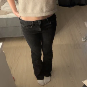 Svarta jeans - Säljer dessa sjukt snygga jeansen från Zara!!  Storlek 34💞💞💞💞