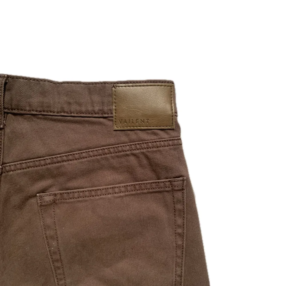 Knappt använda jeans från Carlings. Märket: Vailent. Modell:  Loose Color Brown Jeans. Ord.pris 699:-. Jeans & Byxor.
