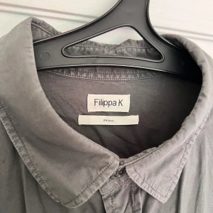 Skjortor och tshirst! - Fina märken! Men både storlekarna i s och m ( BULK PRIS 1999kr ) Ny pris på allt 8500kr