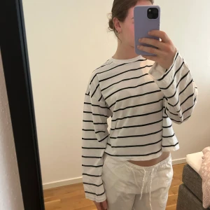 Tröja från Gina Tricot  - Säljer denna randiga tröjan från Gina Tricot i storlek M💞 använd endast en gång. 