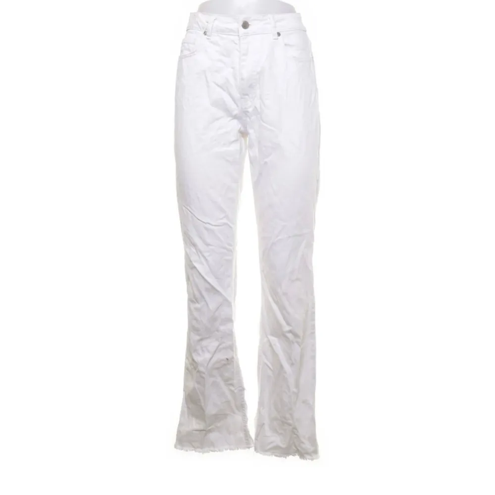 Vita jeans från NAKD, Hanna Schönbergs design. Köpt från Sellpy men tyvärr lite för små, ser som ny ut och inga defekter.. Jeans & Byxor.