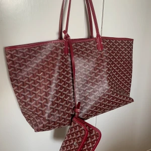 Väska - Jättefin väska som köptes för 1100kr, 6 månader sedan. Finns defekt på utsidan som går att se på den sista bilden. Men även defekter på insidan. Skriv till mig för fler bilder så skickar jag bild på de❤️